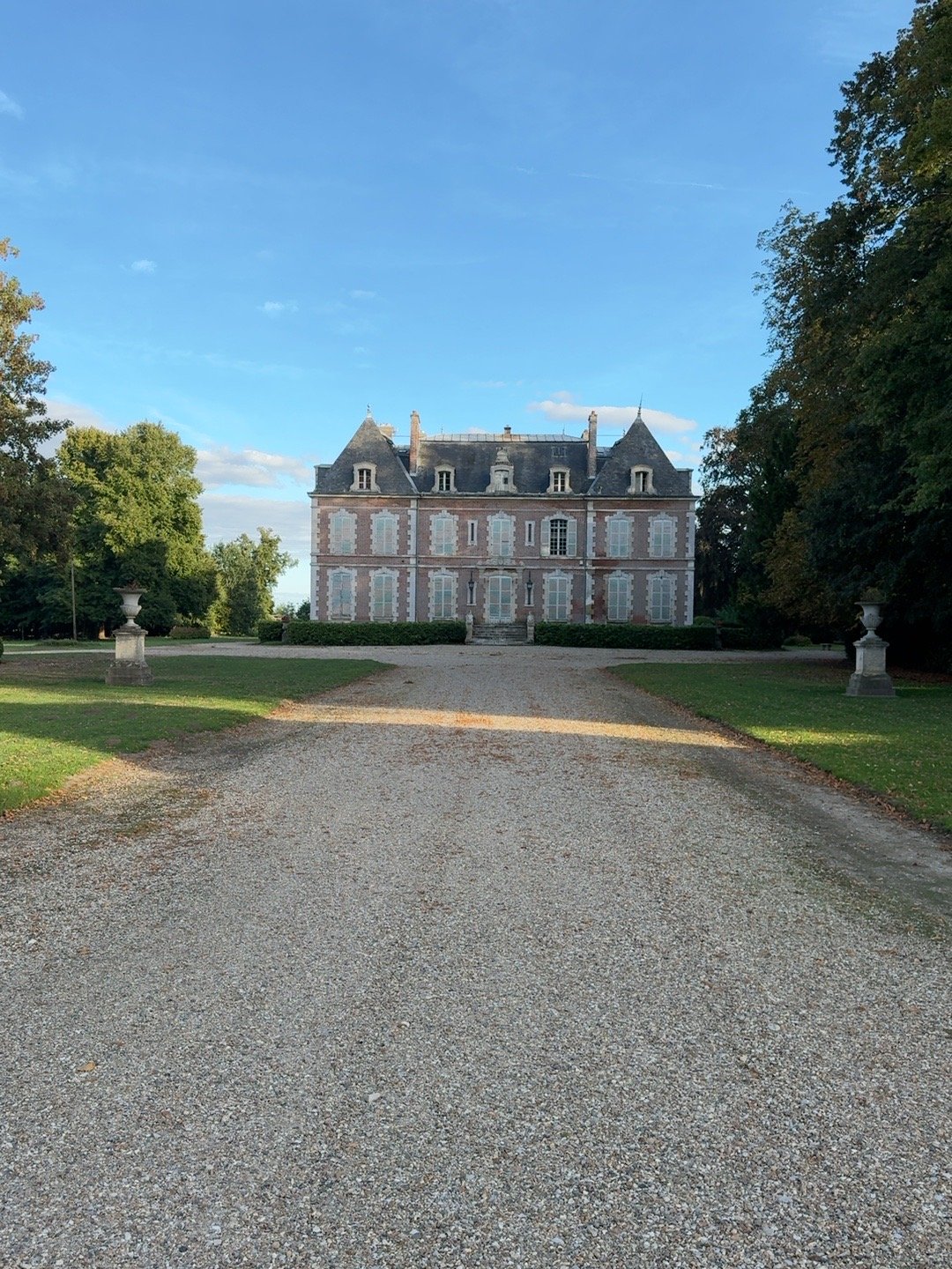 Façade du Château de Vatimesnil vue depuis l’allée
